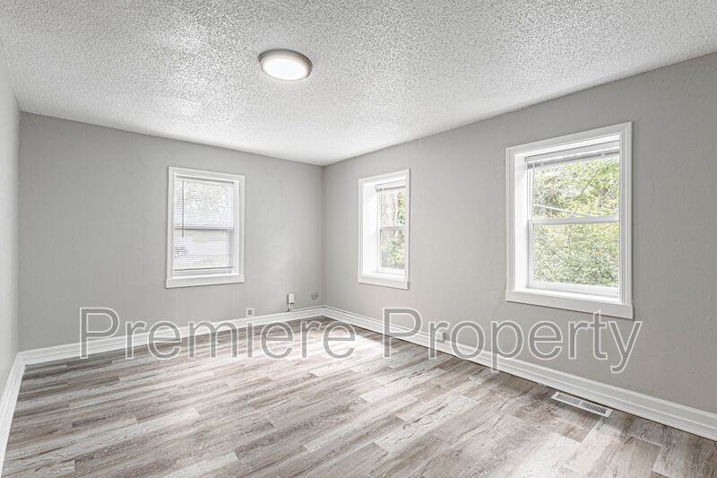 700 S Savage St - Photo 2 of 11