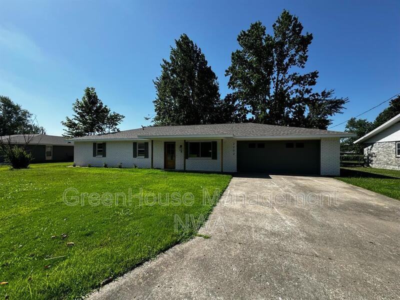 2202 Se 16th St - Photo 2 of 17