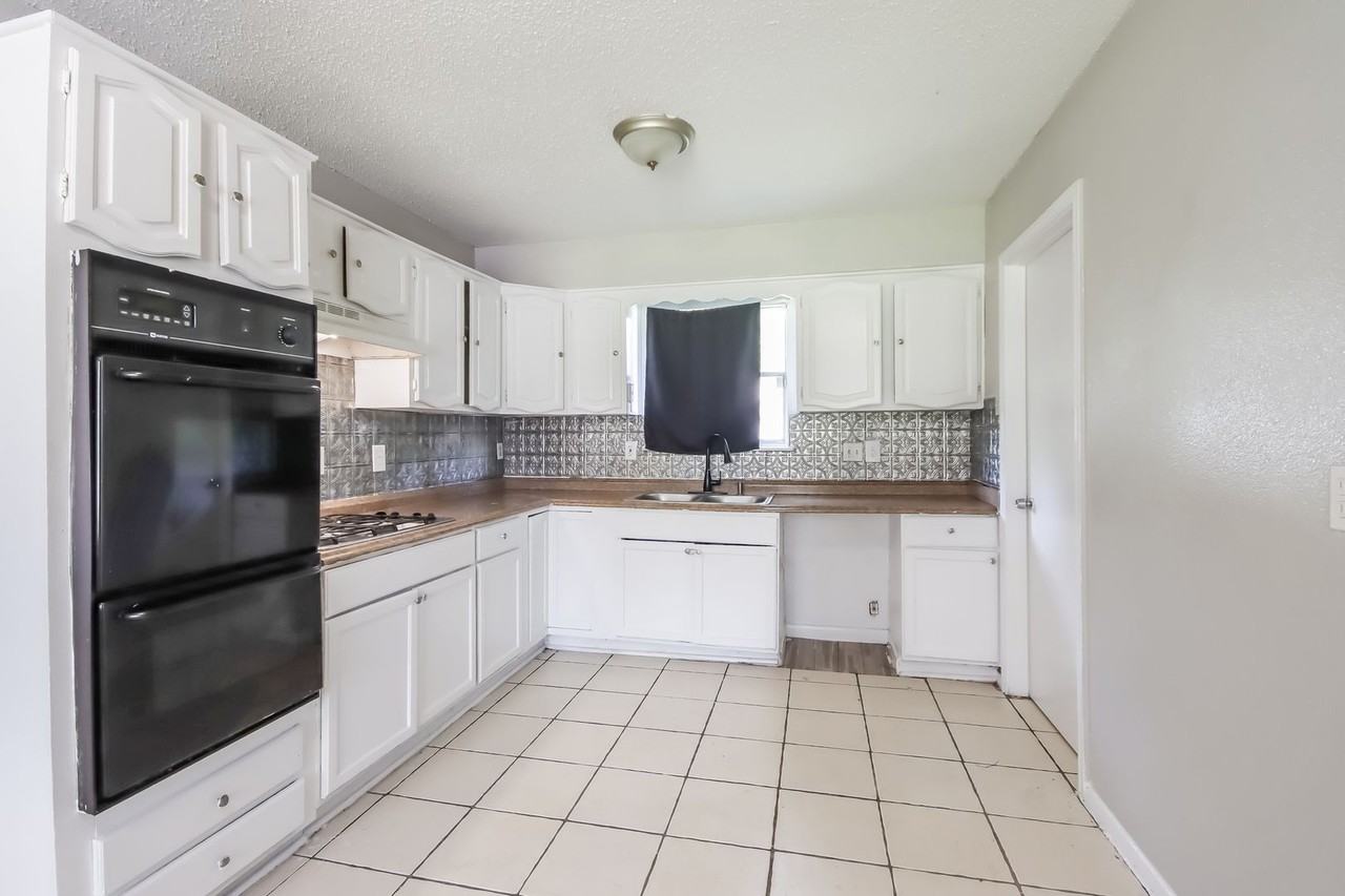 11235 Lemond Dr - Photo 5 of 15