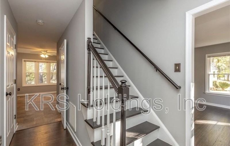 7506 Northford Ln - Photo 3 of 32