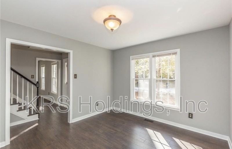 7506 Northford Ln - Photo 4 of 32