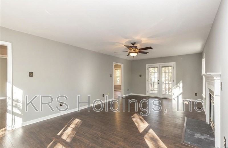 7506 Northford Ln - Photo 6 of 32