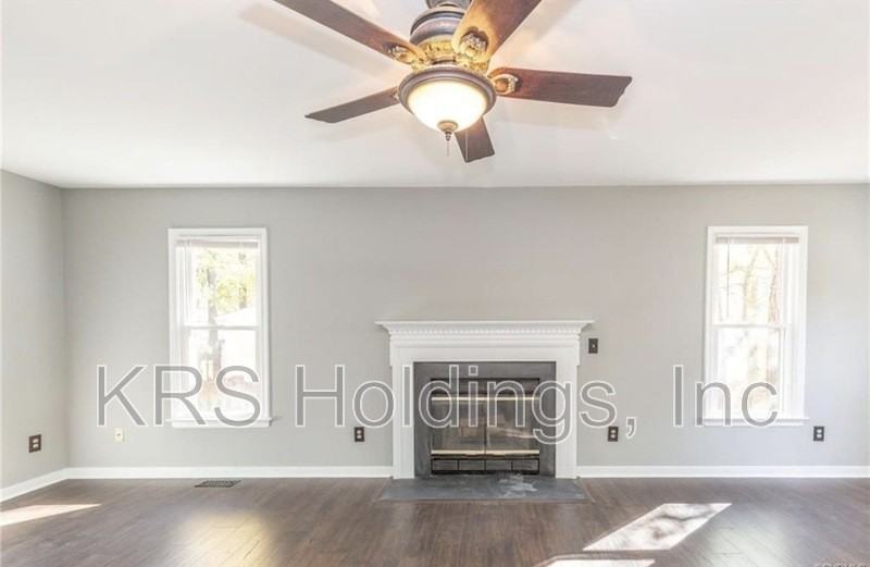 7506 Northford Ln - Photo 7 of 32