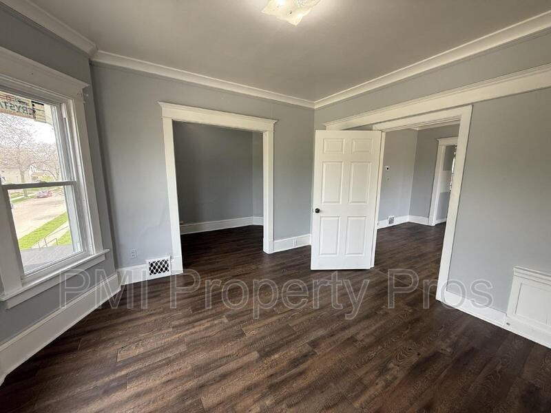 2155 N 32nd St Uppr - Photo 2 of 26