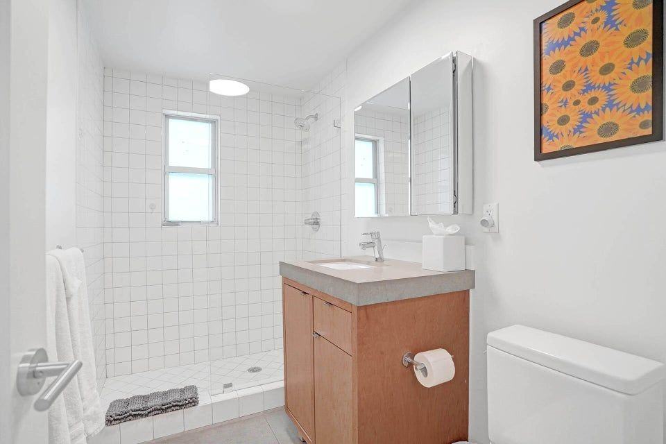625 Ne 13th Ave ##02 - Photo 2 of 13