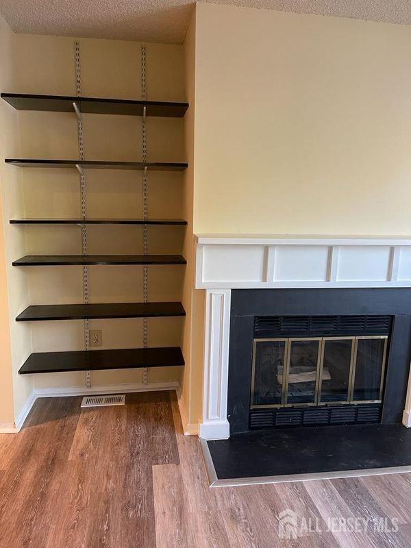 105 Thoreau Dr - Photo 4 of 5