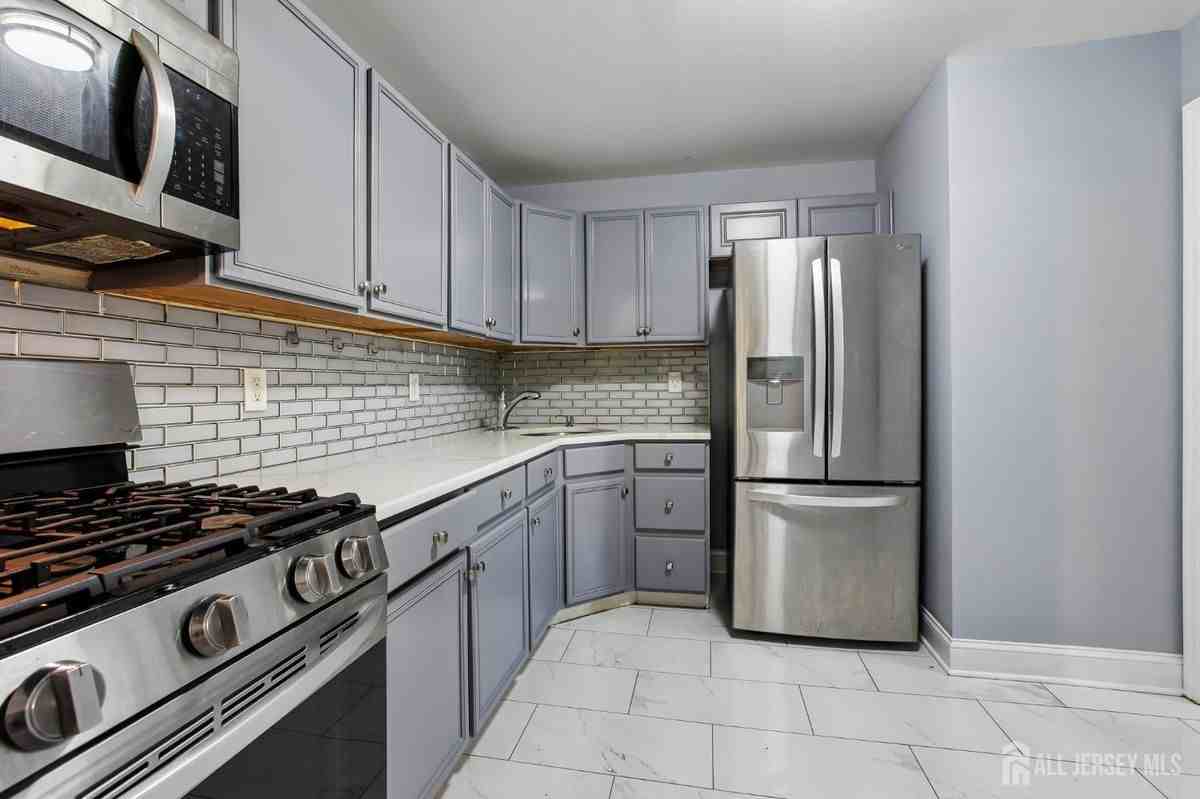 396 College Dr - Photo 4 of 17