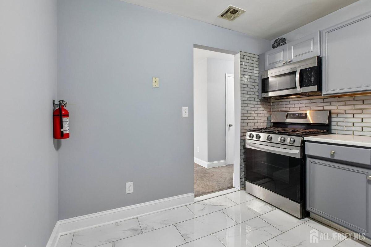 396 College Dr - Photo 6 of 17