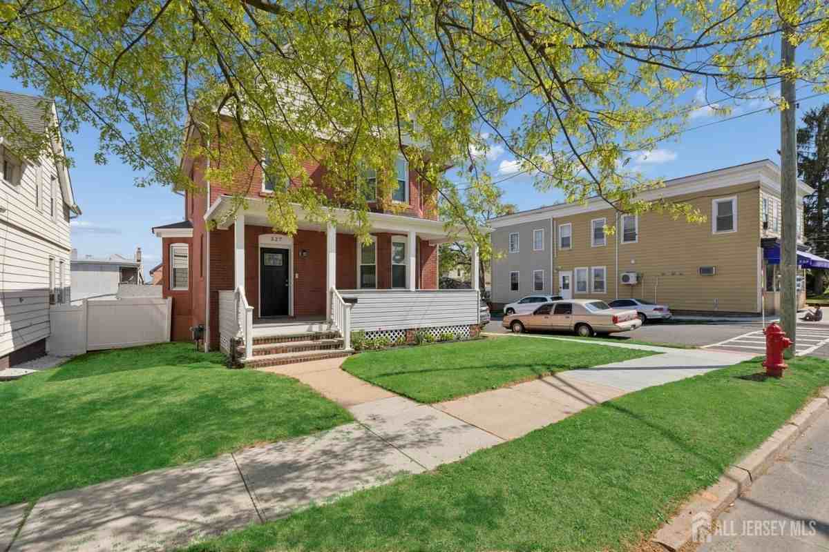 327 Main St - Photo 2 of 32