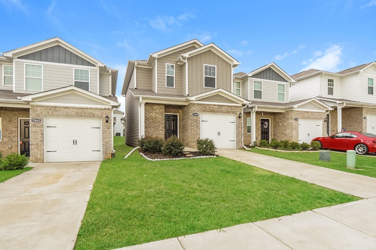 7049 7049 Broad St - Photo 3 of 21