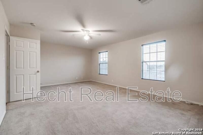 210 Mallow Grv - Photo 3 of 10