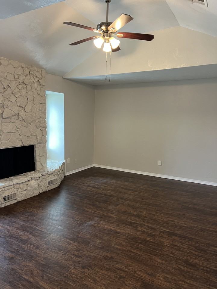 2000 Lanesboro Dr - Photo 4 of 21