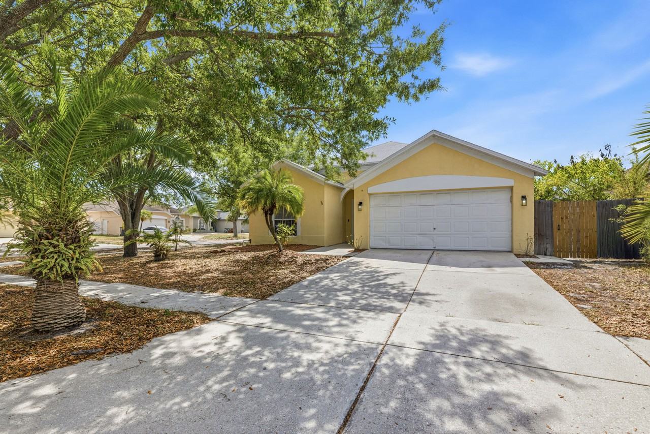 7413 Sade St - Photo 2 of 29