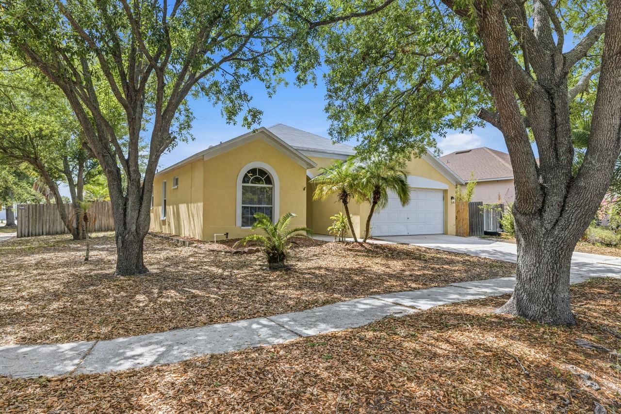 7413 Sade St - Photo 3 of 29