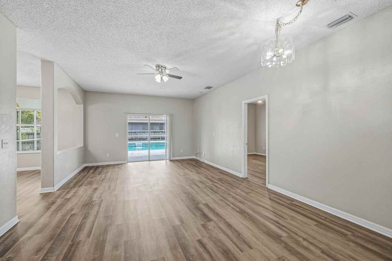 7413 Sade St - Photo 7 of 29