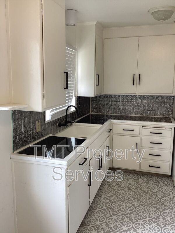 137 W 3rd St - Photo 4 of 38