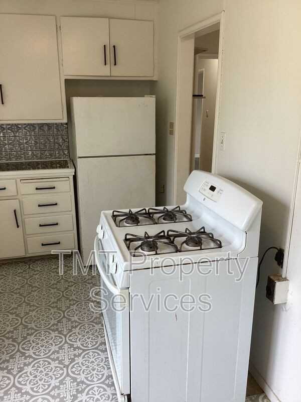 137 W 3rd St - Photo 7 of 38