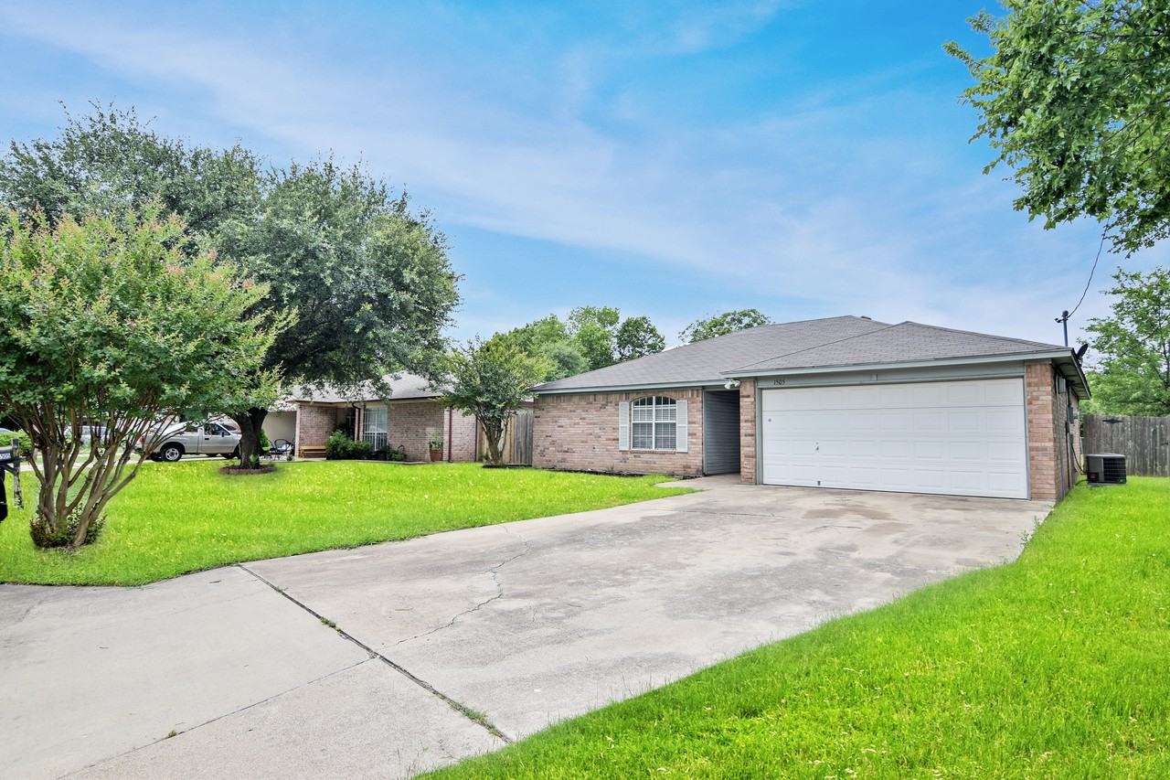1505 Oleta St - Photo 2 of 19