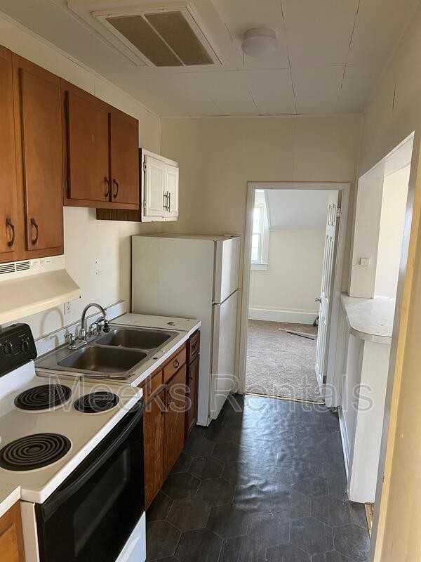 506 2nd St #A - Photo 3 of 6