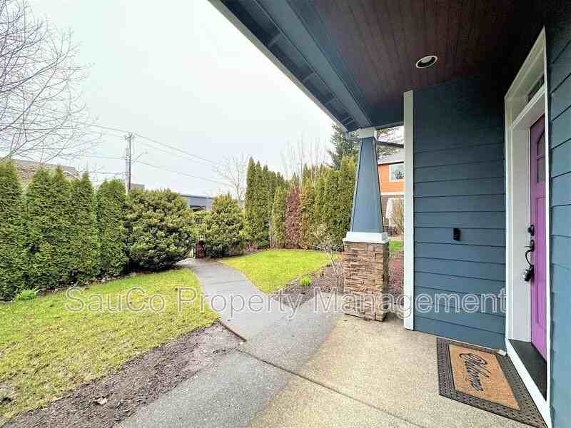 727 Ne 65th Ct - Photo 5 of 23