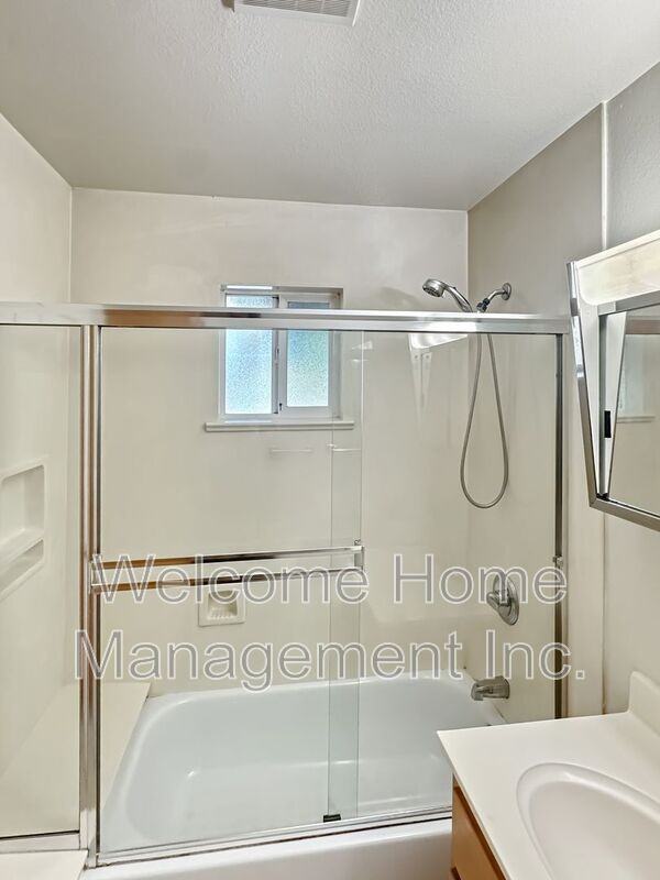 1436 Henry St #A - Photo 5 of 9