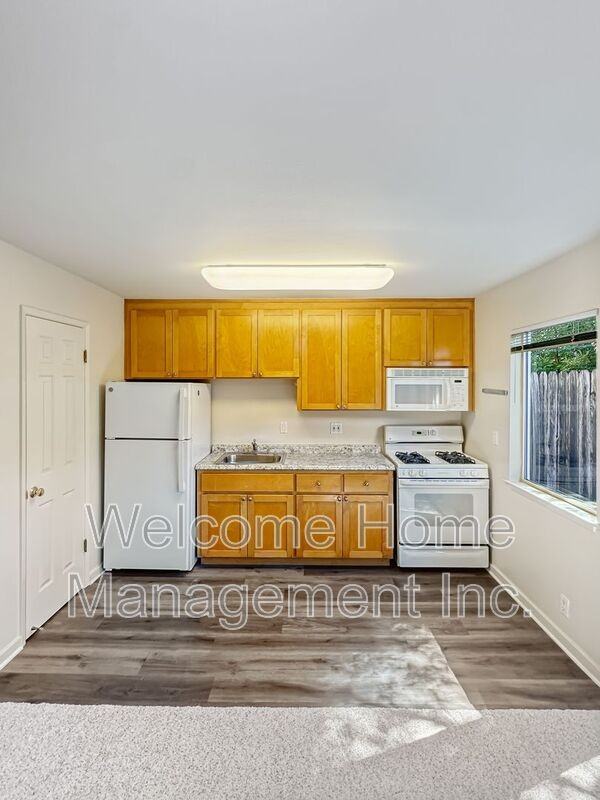 1436 Henry St #A - Photo 7 of 9