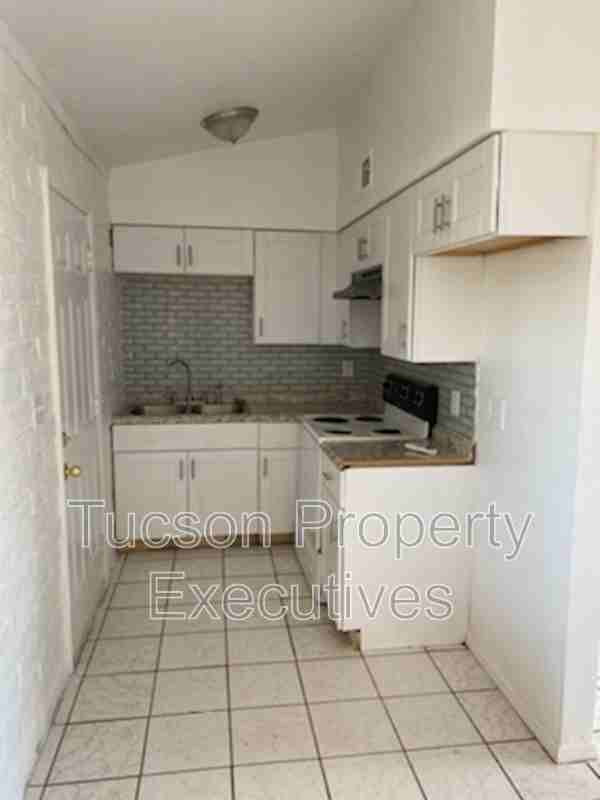 5764 S Park Ave - Photo 2 of 10