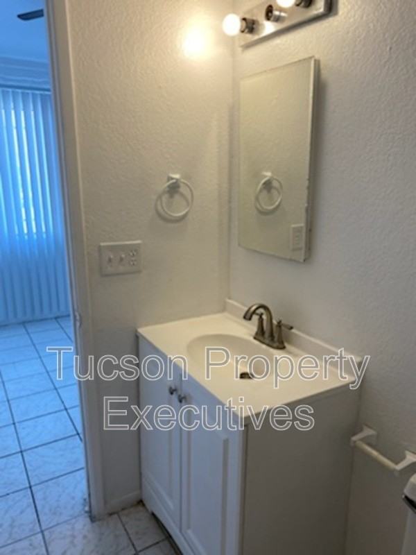 5764 S Park Ave - Photo 3 of 10