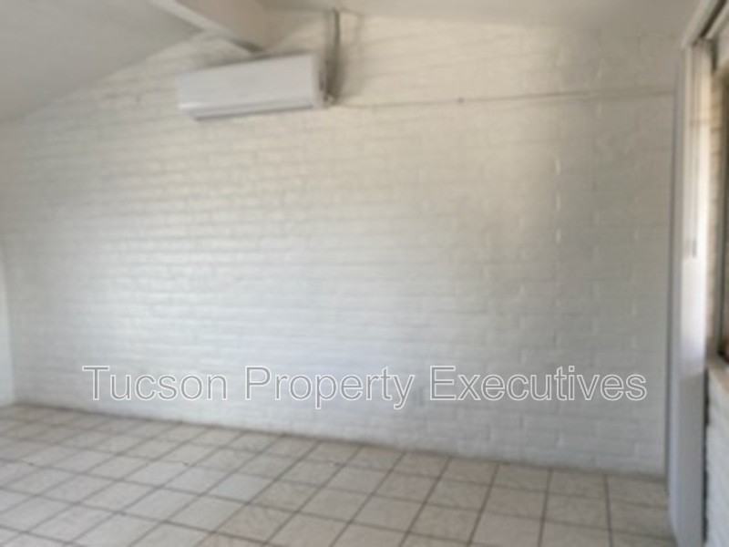 5764 S Park Ave - Photo 5 of 10