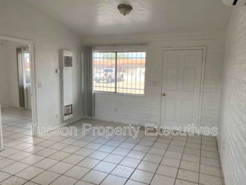 5764 S Park Ave - Photo 6 of 10
