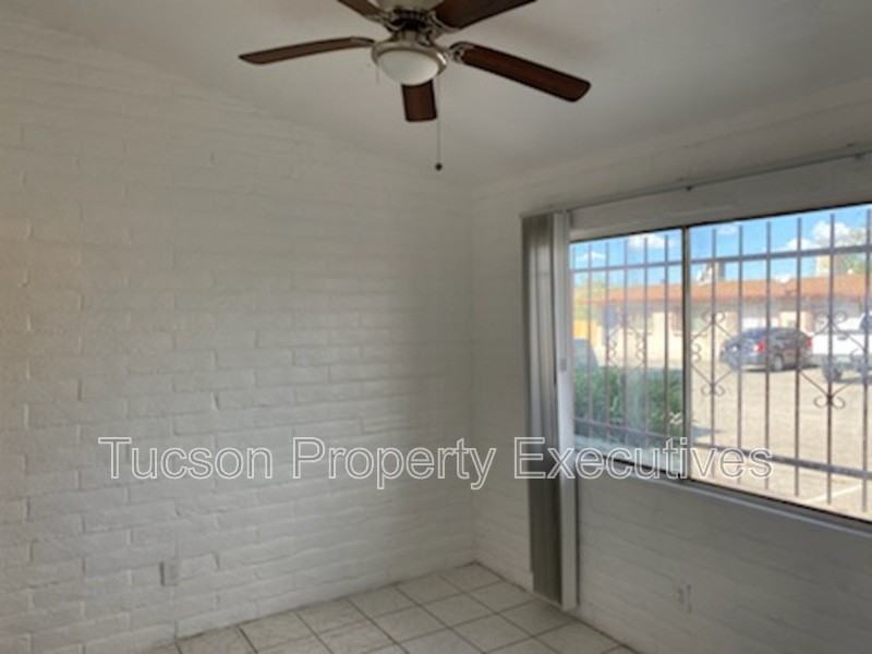 5764 S Park Ave - Photo 7 of 10