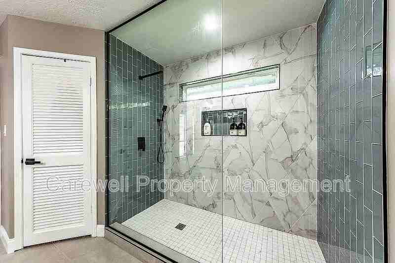 3610 Lonniewood Dr - Photo 4 of 32
