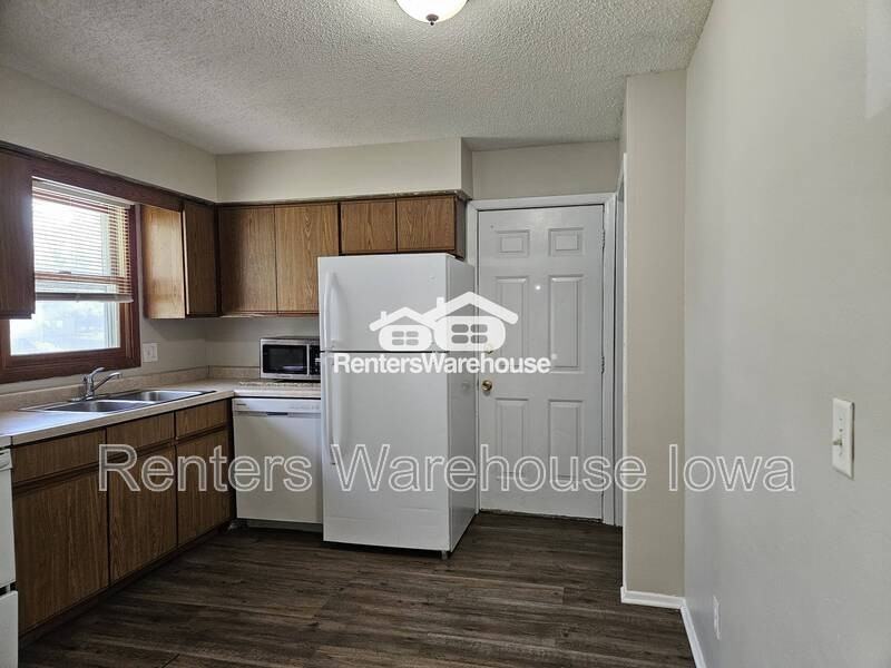 828 Hartford Ave - Photo 2 of 13