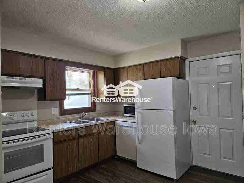 828 Hartford Ave - Photo 3 of 13