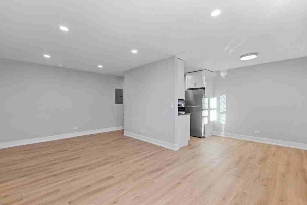 530 W Aldine Ave #315 - Photo 4 of 11