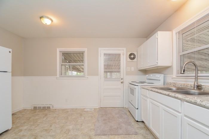 927 S Plum St - Photo 4 of 12