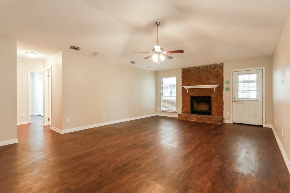 8468 Hamden Rd - Photo 3 of 15