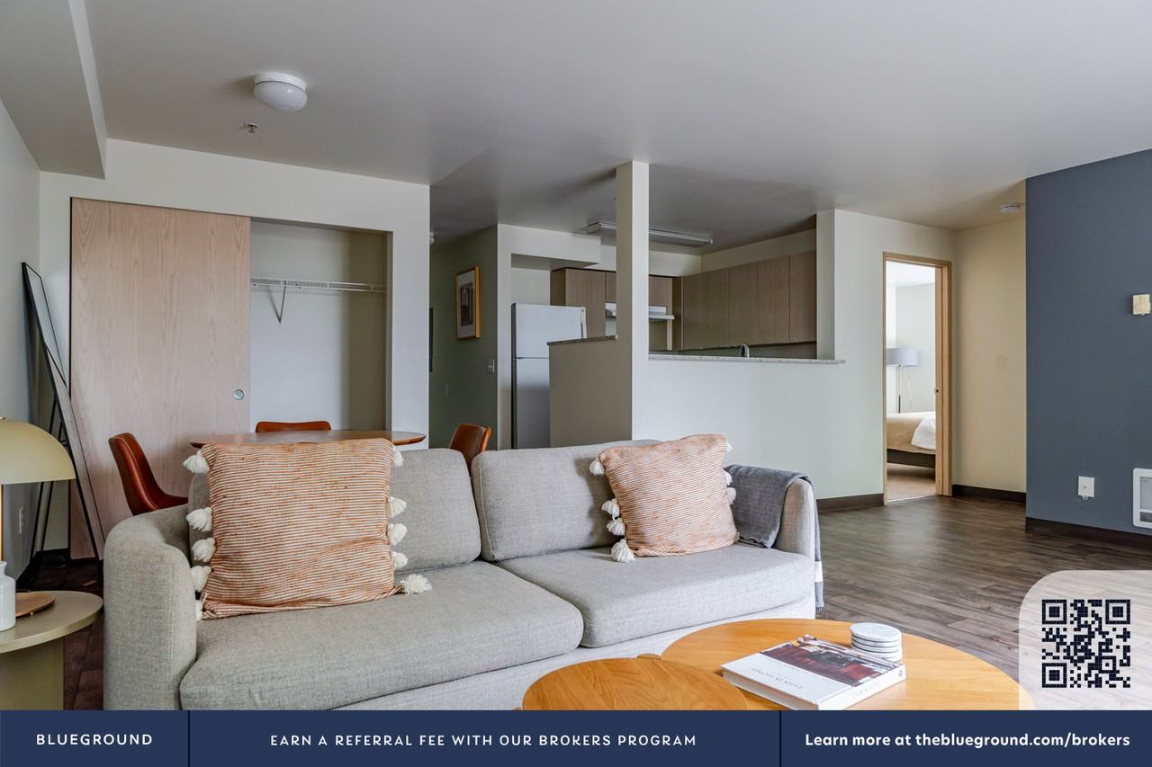 4740 21st Ave Ne #1013 - Photo 5 of 33
