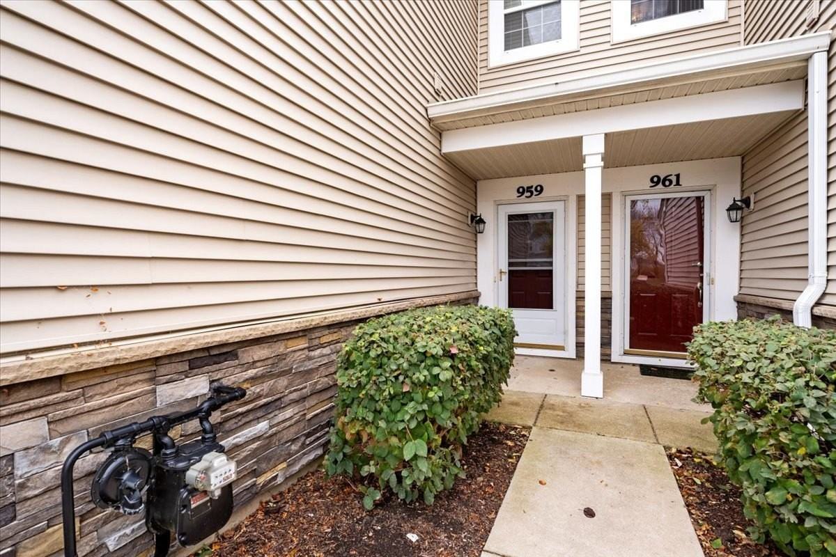 959 Genesee Dr - Photo 2 of 21