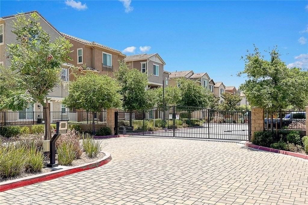 710 Banyan Way - Photo 3 of 25