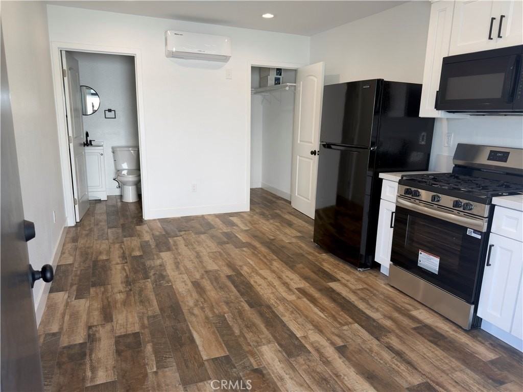523 1/2 W 78th St - Photo 4 of 10