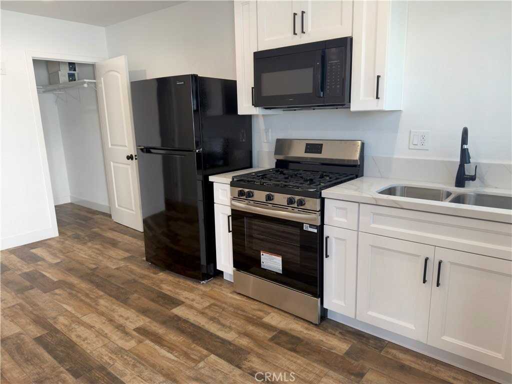 523 1/2 W 78th St - Photo 5 of 10