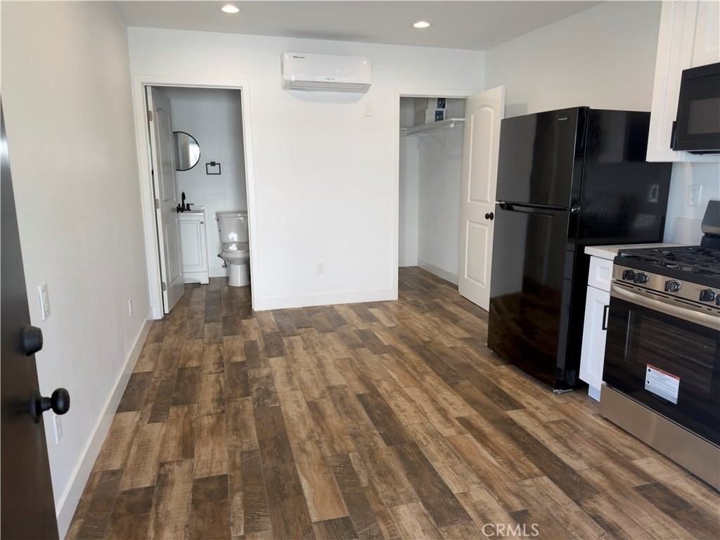 523 1/2 W 78th St - Photo 6 of 10