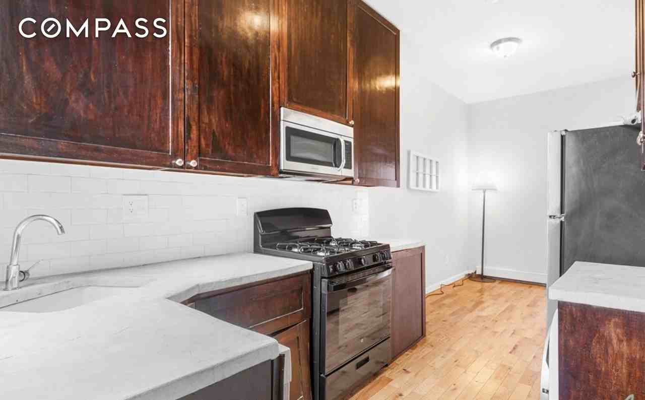 2218 41st St #2R - Photo 3 of 8