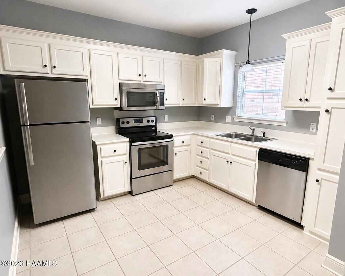 9455 Pecan Tree Dr - Photo 3 of 11