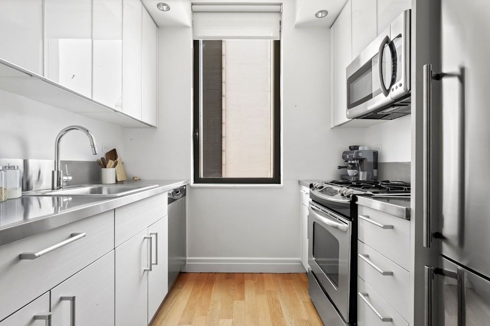 553 W 53rd St #1805 - Photo 2 of 18