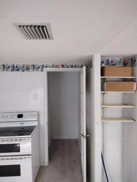 18 N Melbourne St - Photo 4 of 6