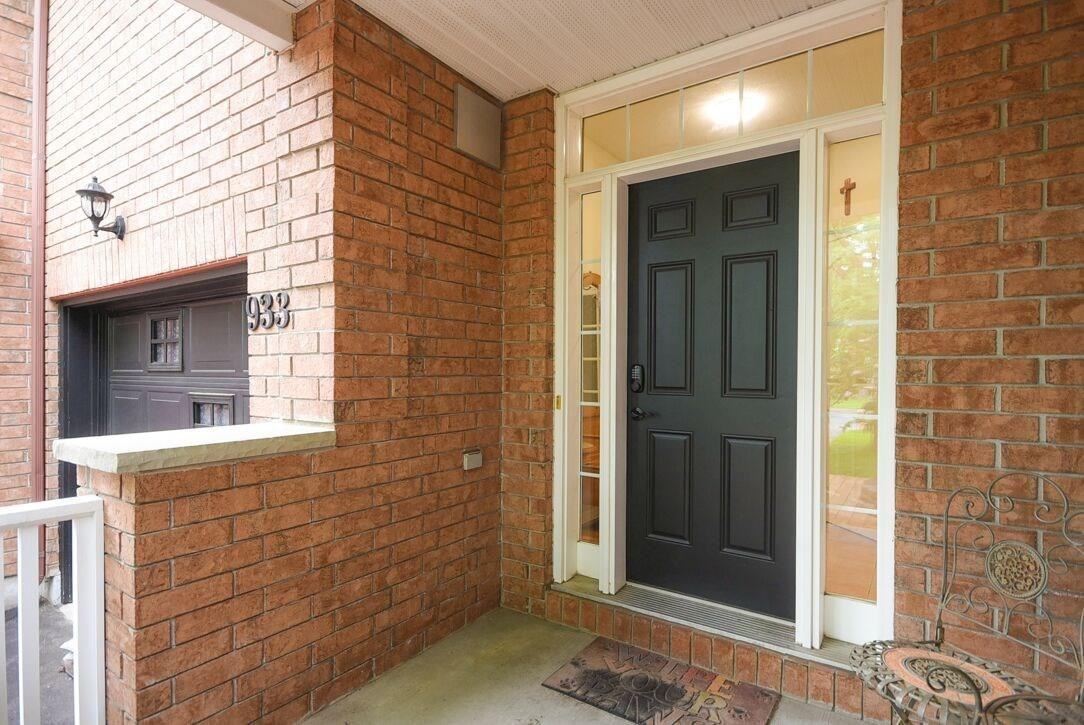 933 Markwick Crescent - Photo 3 of 22