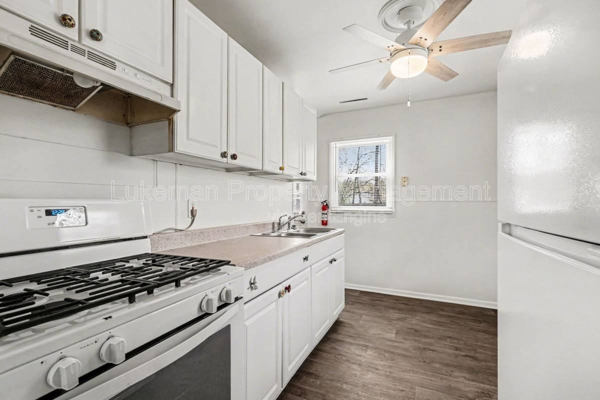 2321 Hazel Ave - Photo 3 of 10