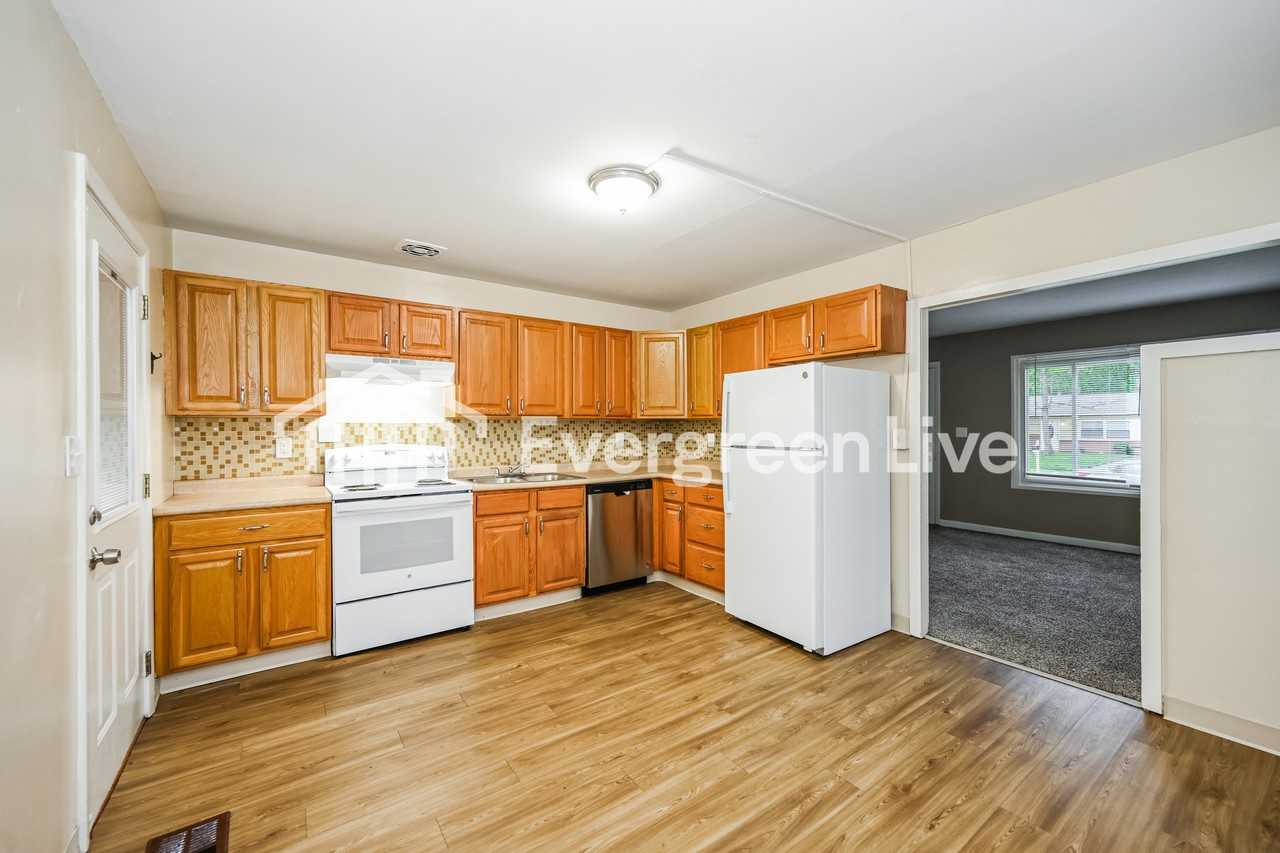 4325 Beechmont Dr - Photo 3 of 15